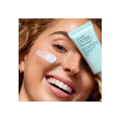 Billede af Estée Lauder Daywear Sheer Tint Release Moisturizer SPF 15 50 ml