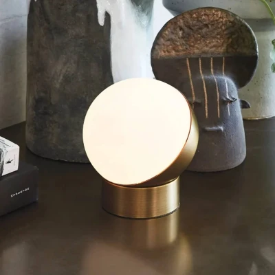 Billede af Beacon bordlampe Mikoh, antik messingfarvet metal, glas