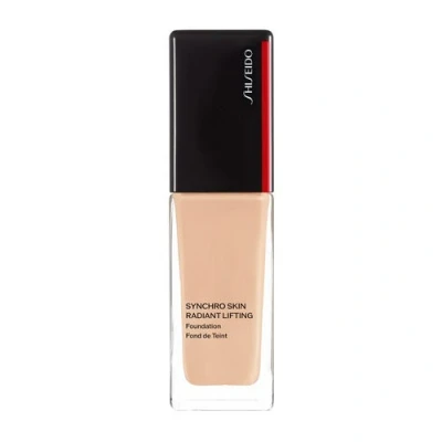 Billede af Shiseido Synchro Skin Radiant Lifting Foundation 220 Linen